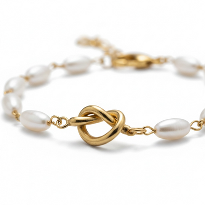Celine Knot Bracelet in gold with freshwater pearls and knot detail – Weekendplans
