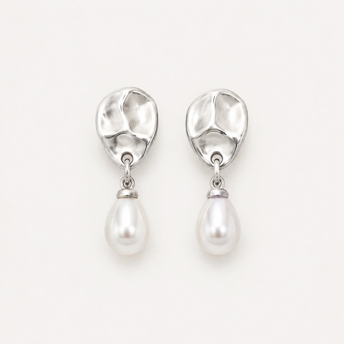 Silver statement earrings with organic textured studs and pearl drops – Weekendplans
