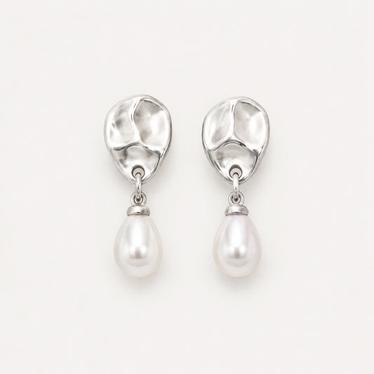 Silver statement earrings with organic textured studs and pearl drops – Weekendplans